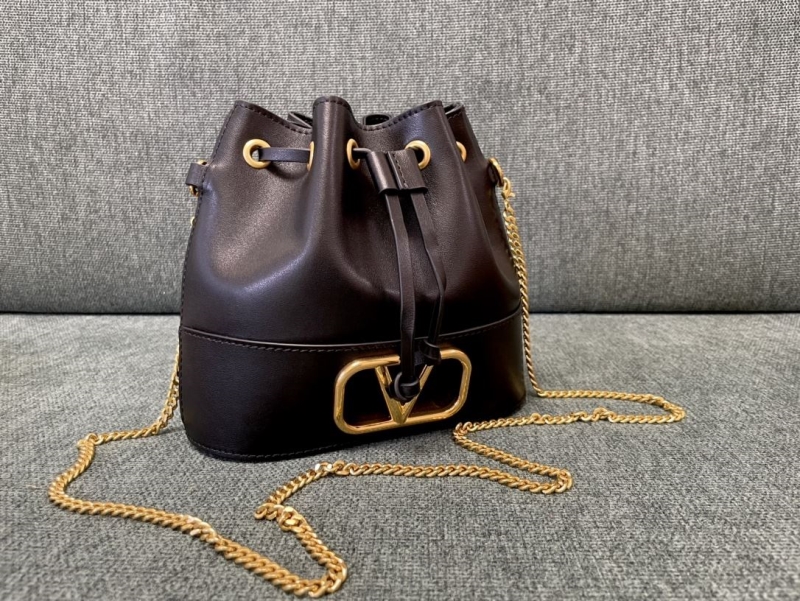 Va1e*ntin0 bucket bag